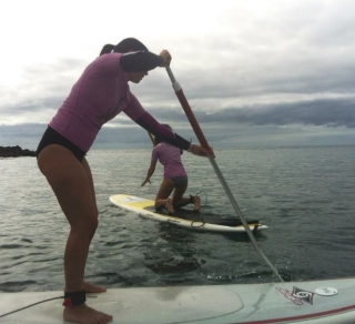 ninas practicando sup en lanzarote